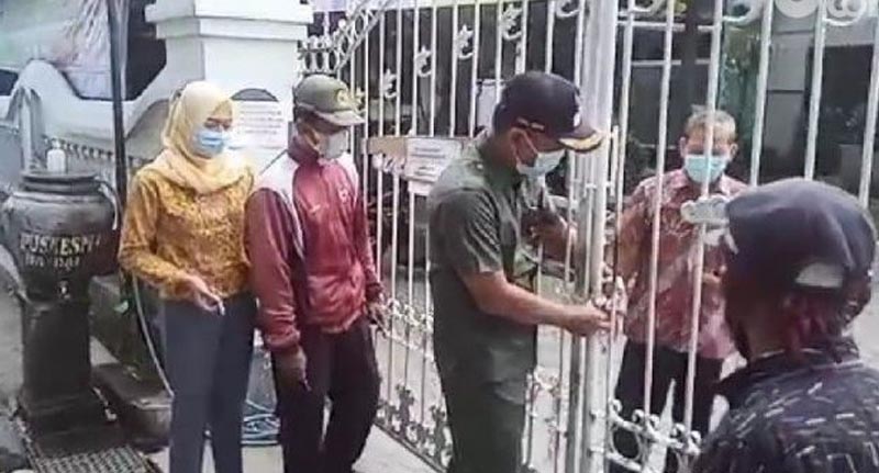 Cuplikan Video Viral Saat Kades Gembok Gerbang Puskesmas Bandarkedungmulyo Jombang