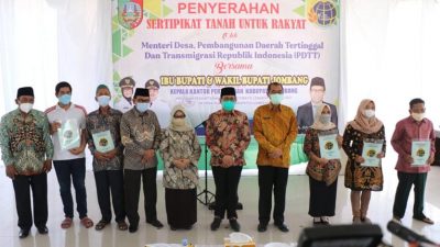 Penyerahan Sertifikat Tanah di Sumobito Oleh Bupati Jombang Bersama Mendes