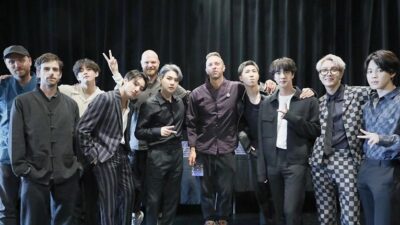 Member BTS Bersama Band Coldplay