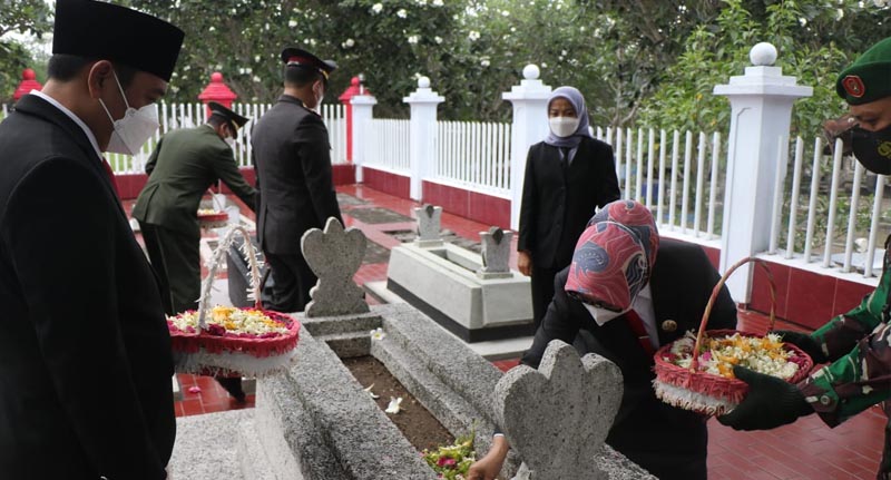 Bupati dan Wakil Bupati Jombang saat berziarah ke Makam Pahlawan