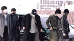 Tangkapan Layar dari Video Para Member BTS saat Tiba di Bandara