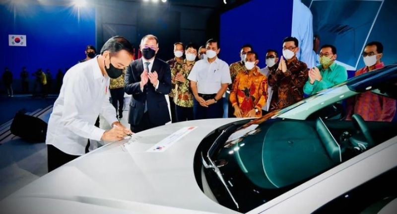 Jokowi Luncurkan Mobil Listrik (IG: @Jokowi))