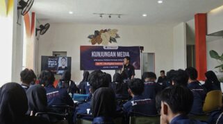 foto kunjungan media sesi pemaparan materi oleh M. Nicko Farizki